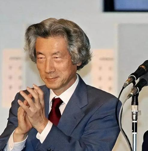 小泉纯一郎在54岁的时候当上防务大臣，他的儿子比自己提前了10年，在44岁就担任