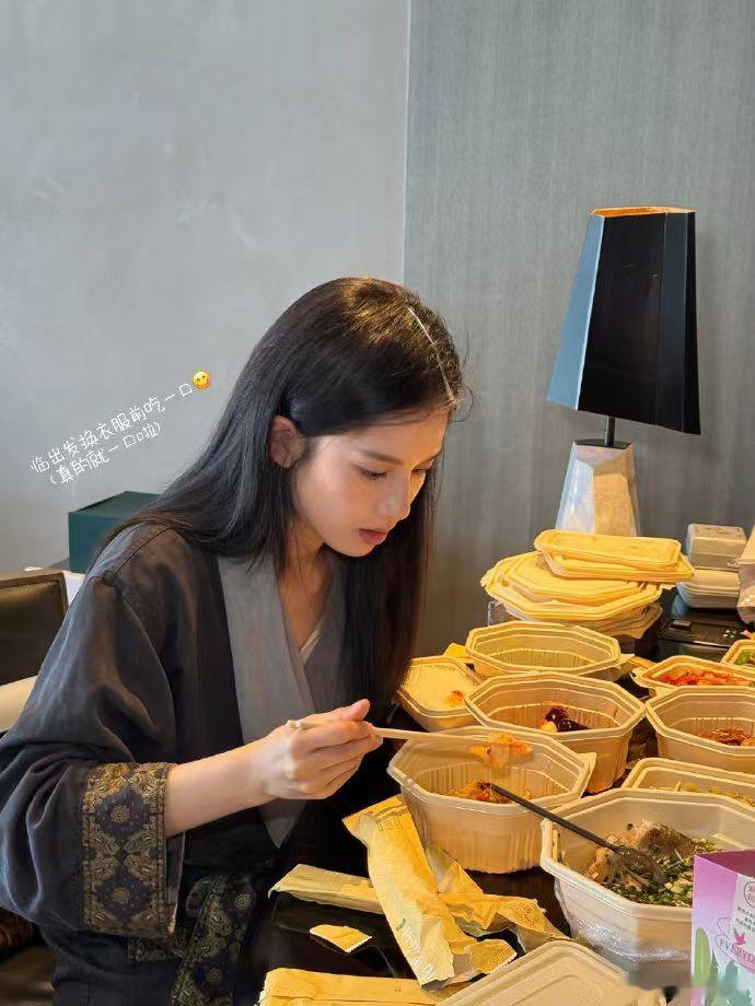 张婧仪私下状态张婧仪私下好接地气私下也这么美！这个状态真的太好了！好鲜活可爱的
