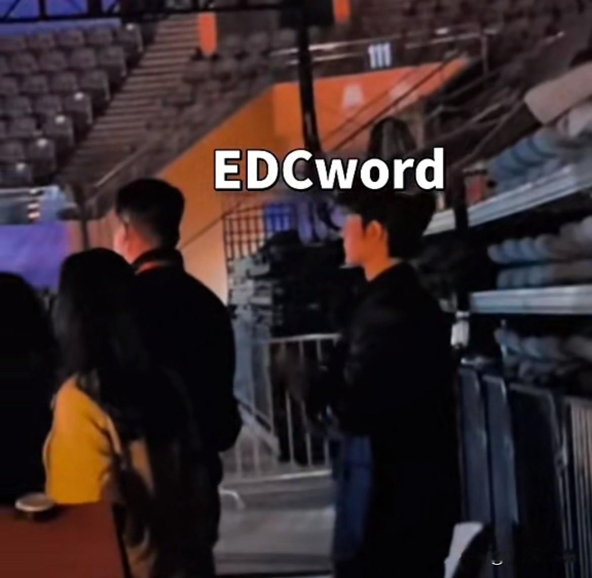 2月6日，肖战🧣之夜没入座，一直都在后面站着观看台上的颁奖仪式，默默鼓掌！靠