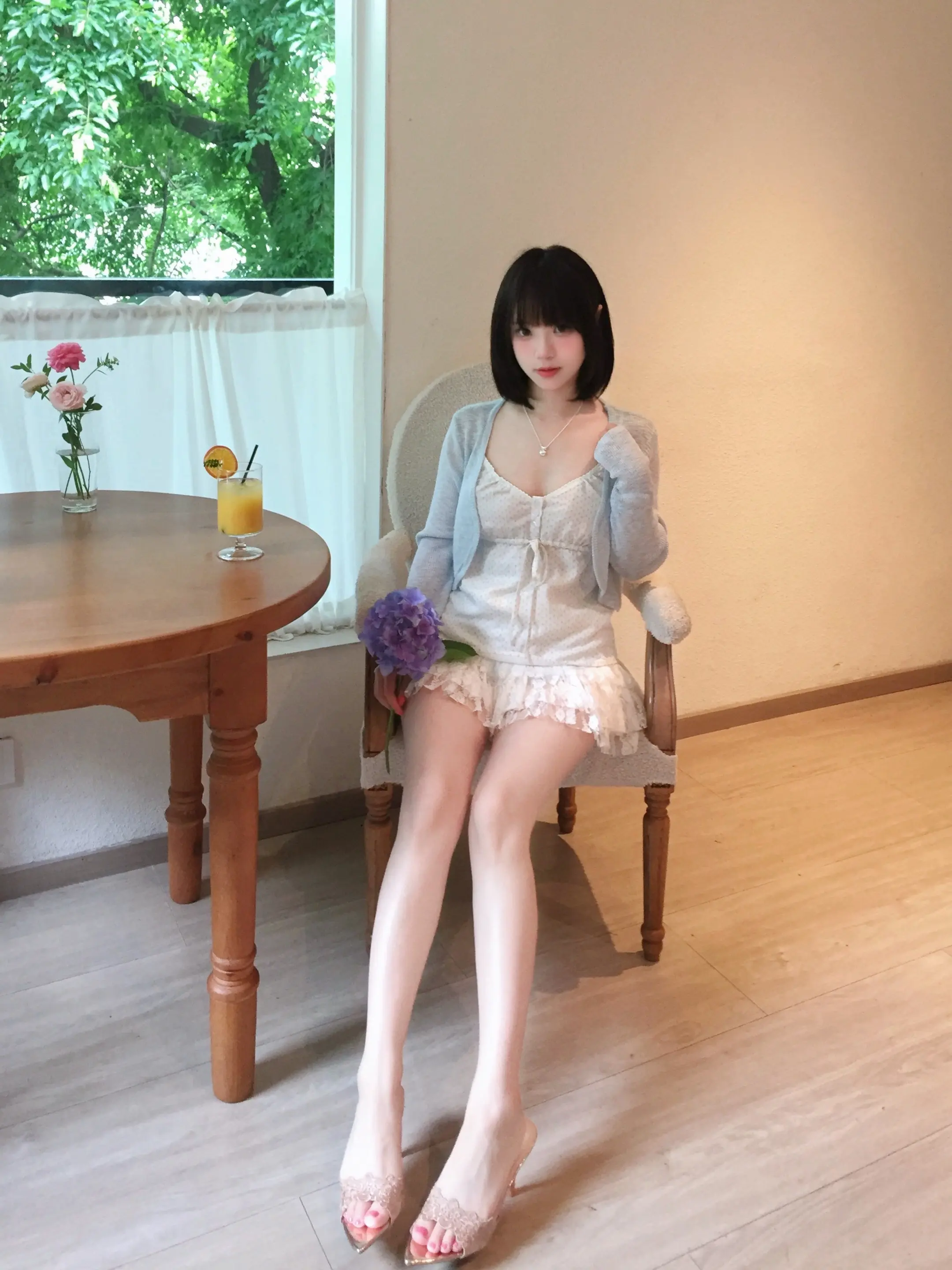 你的眼里为何总是隔着一层想要放晴的雾。