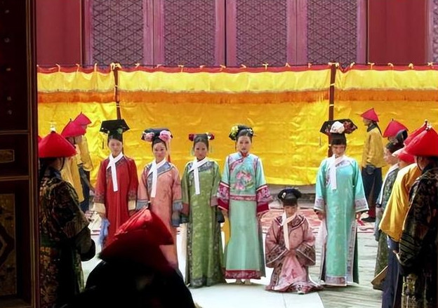 1729年，52岁的雍正翻了13岁马氏侍寝，深夜，马氏被送到了龙榻之上，就在马氏
