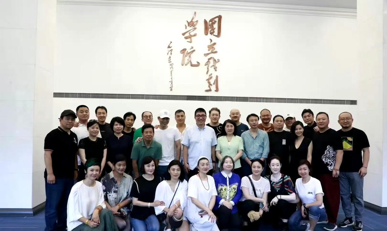 朱媛媛抗癌第三年参加的同学聚会，明显安静温柔了许多，不似往年活泼好动。辛柏青、王