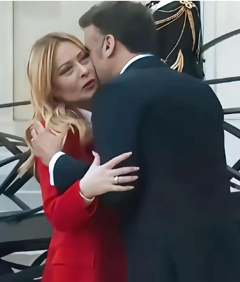 马克龙总是对同龄的女政要又搂又抱又亲。网友说，他太渴望亲吻了。是的，马克龙没