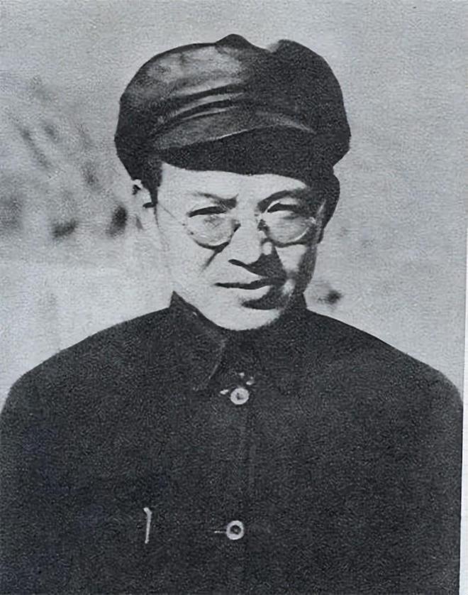 博古和潘汉年，两人推心置腹地谈了近四个小时，谈着谈着，两人都流泪了。1935年2