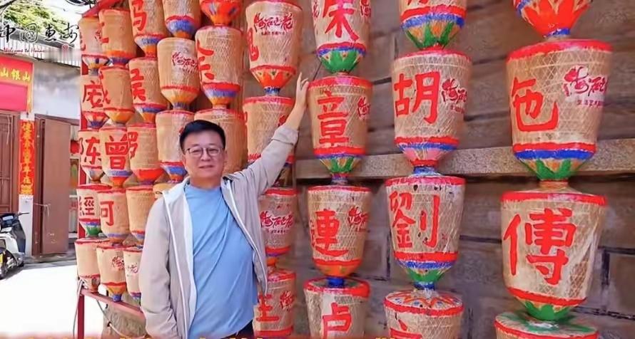 朱军夫妻福建出游被偶遇，56岁谭梅头上裹着特色纱巾，美得像30岁