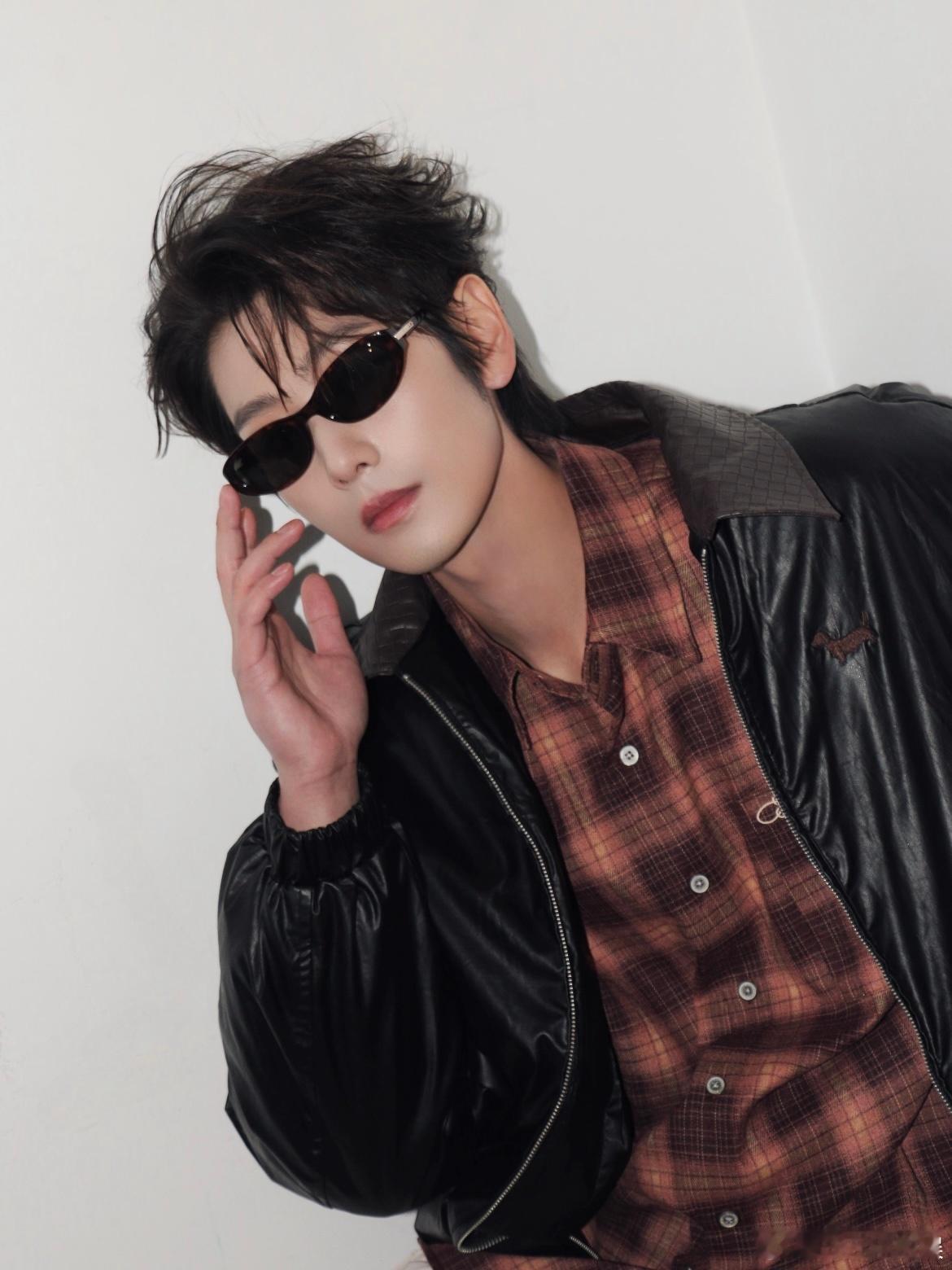 崔雨鑫在三亚续写炽热✨崔雨鑫三亚续写炽热瞬间，蓝衬衫造型清爽吸睛，wink放电魅