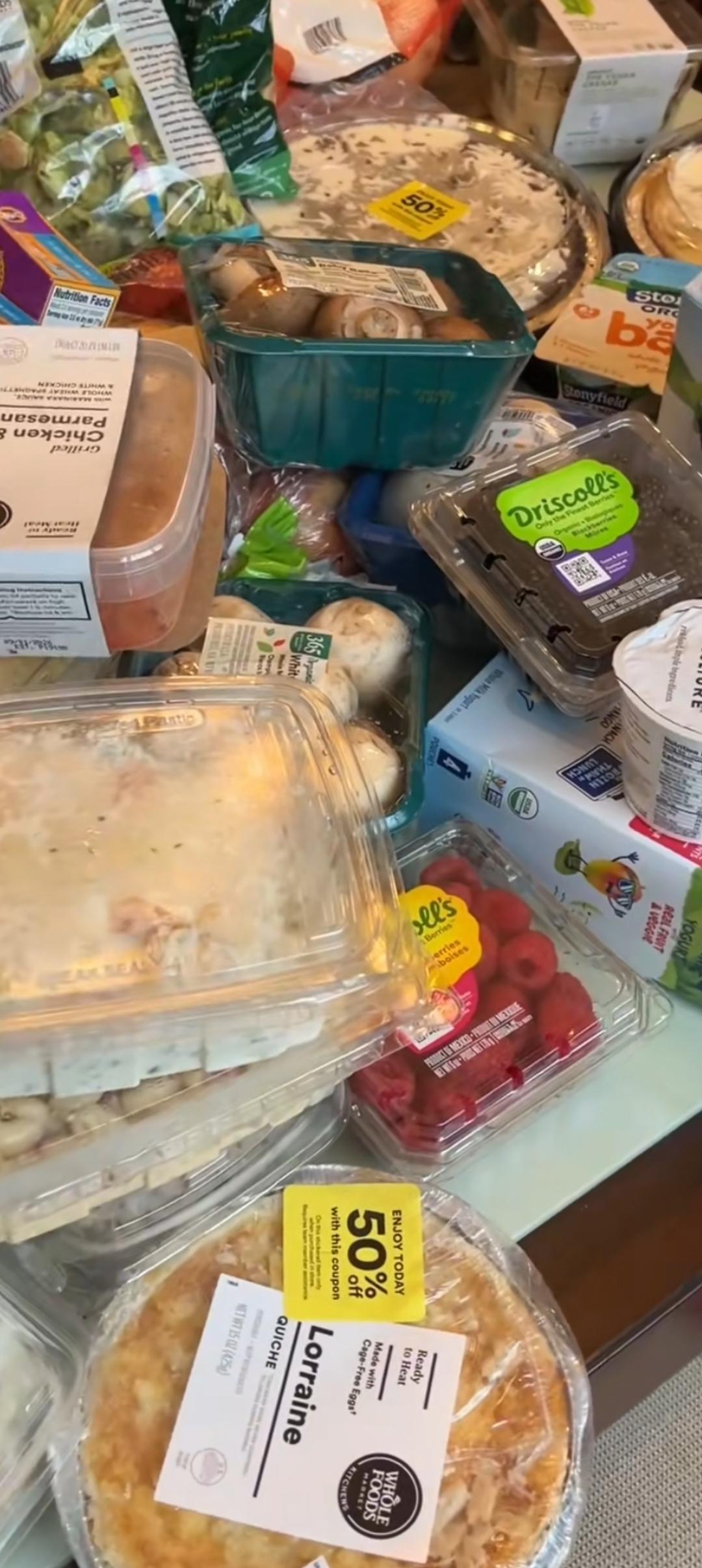 一个在美国的华人，发视频炫耀自己一分钱没花，免费领取了这么多免费的食物，可以够一