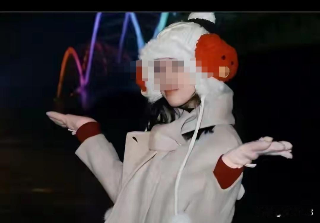 最近哈尔滨“拍照白嫖女”事件闹得沸沸扬扬。12月19号中午，在松花江大桥风口，旅