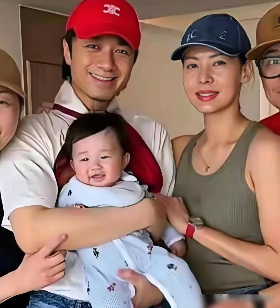 57岁，又生了一个。古巨基老婆陈韵晴，第一胎52，第二胎57，拿命在生。孕早期吐到电解质紊乱，中期糖