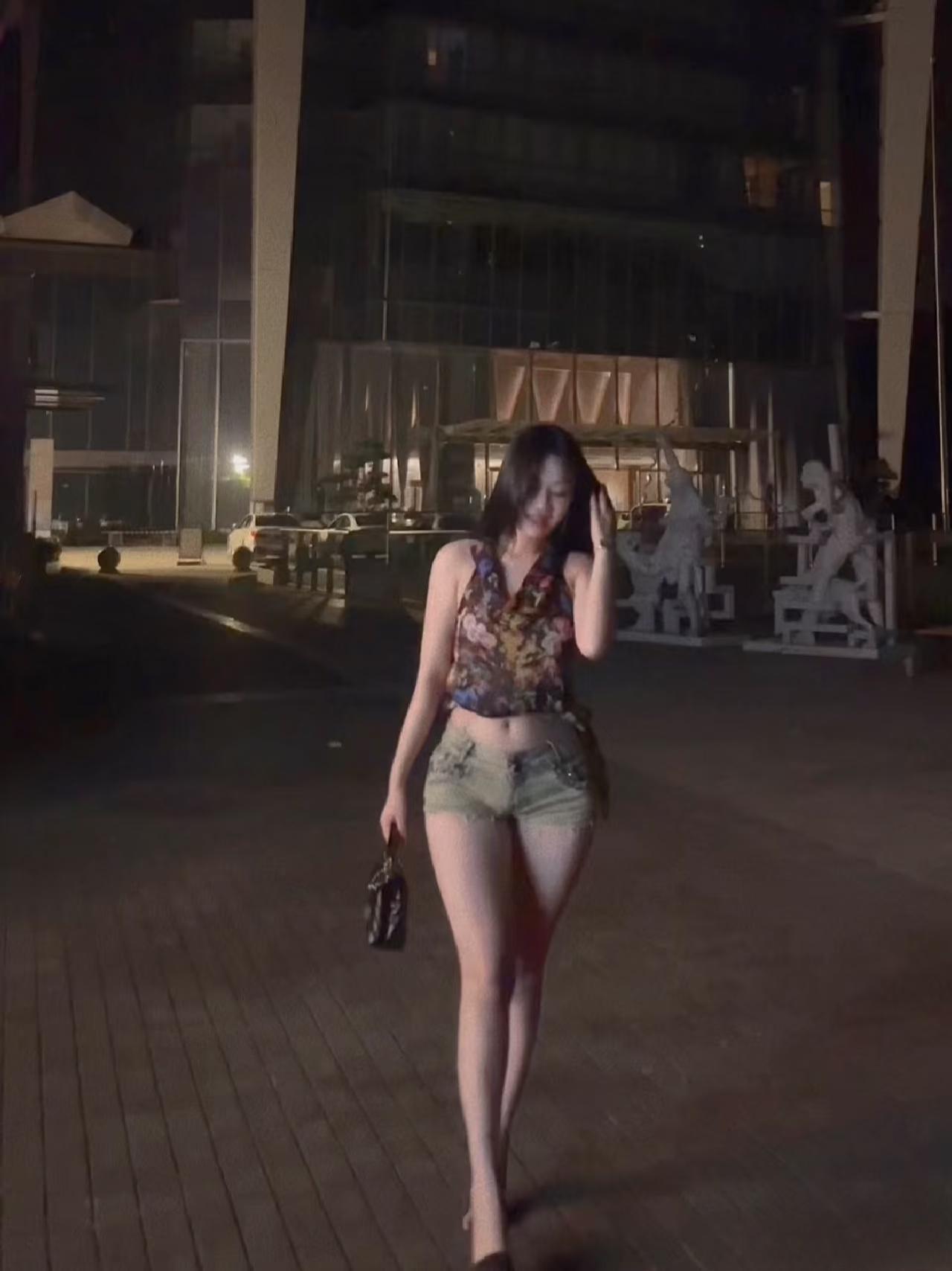 晚上的街道，有一个美女走来