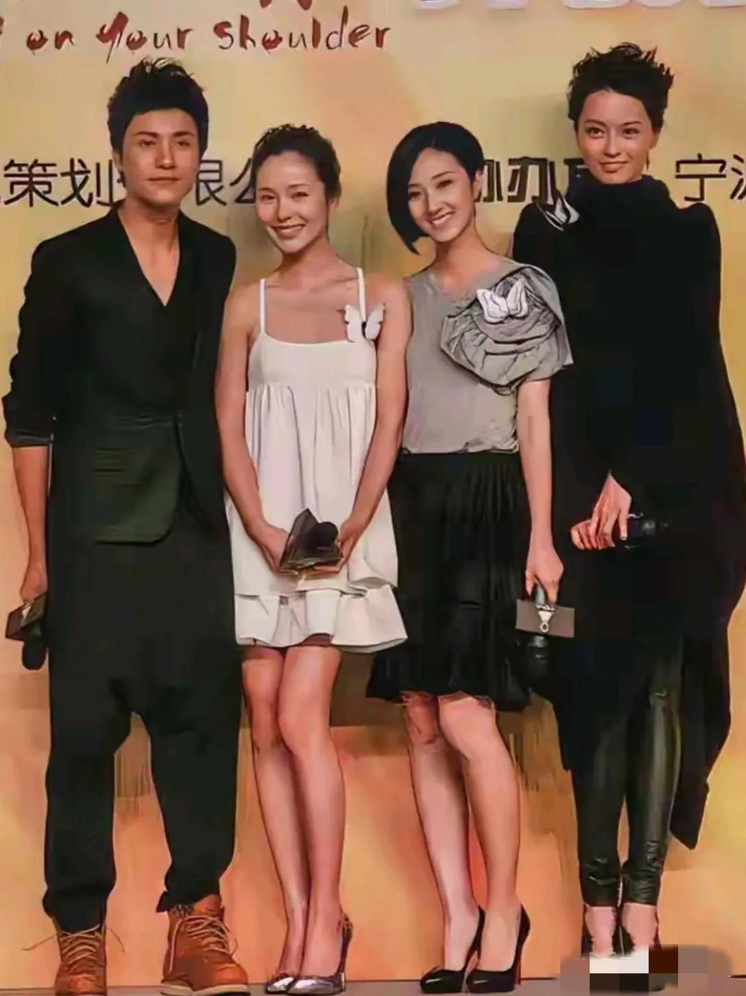 四位明星同框，我只认出了还算帅气的陈坤与短发飞扬的梁咏琪，中间两位喜容绽放的女星
