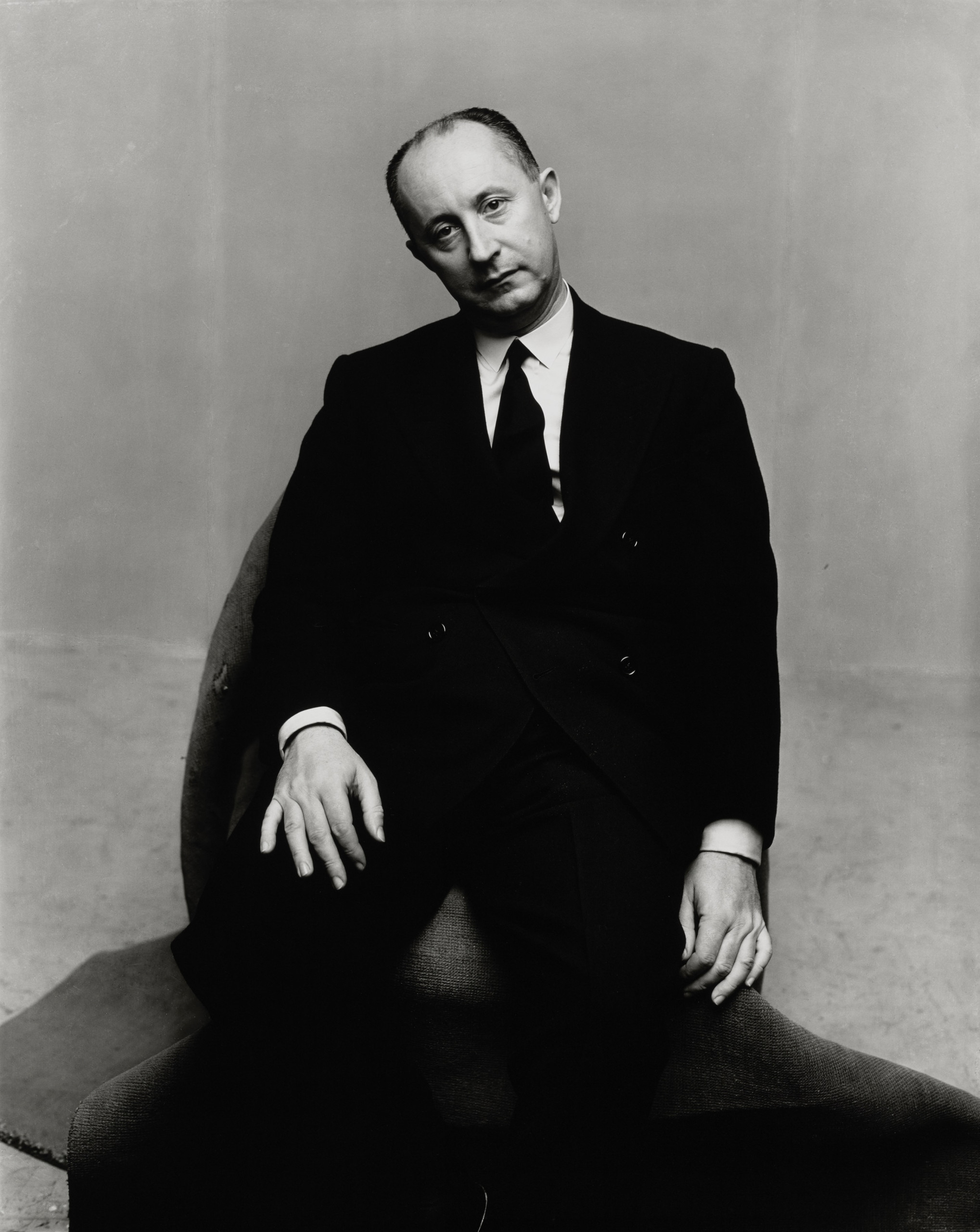 1947年，摄影师IrvingPenn镜头下的时装设计师ChristianD