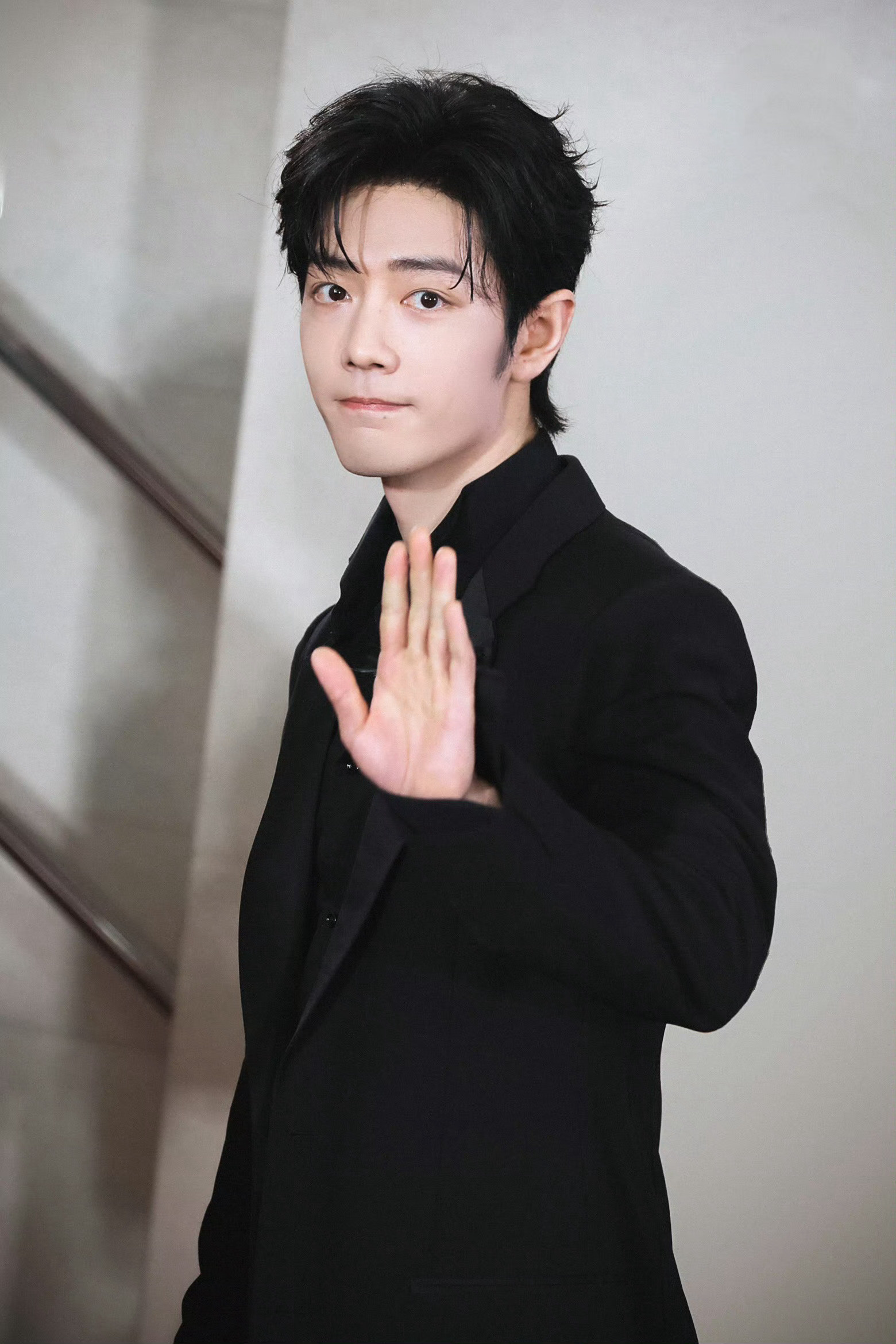 肖战带着电影【得闲谨制】参加大学生电影节红毯直拍谁懂听见业内当面夸自己时这个腼腆