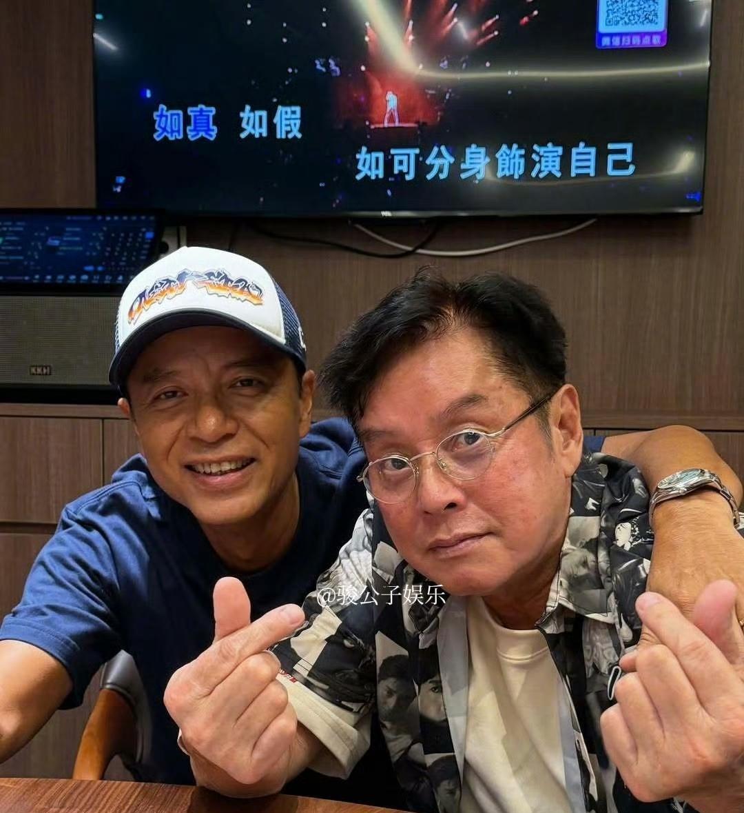 9月25日，乐坛传奇“左麟右李”再度合体！谭咏麟在社交平台晒出与李克勤的聚会照，