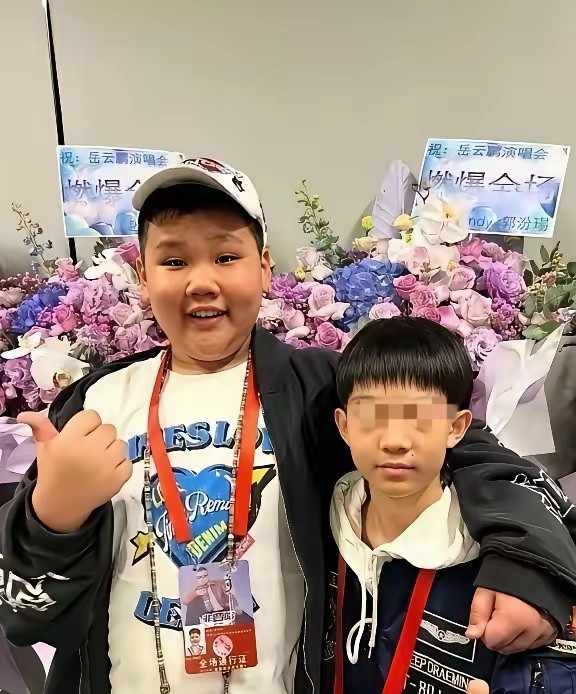 郭德纲儿子和同学同框，翘腿搭肩，派头十足，自带霸道总裁气场。