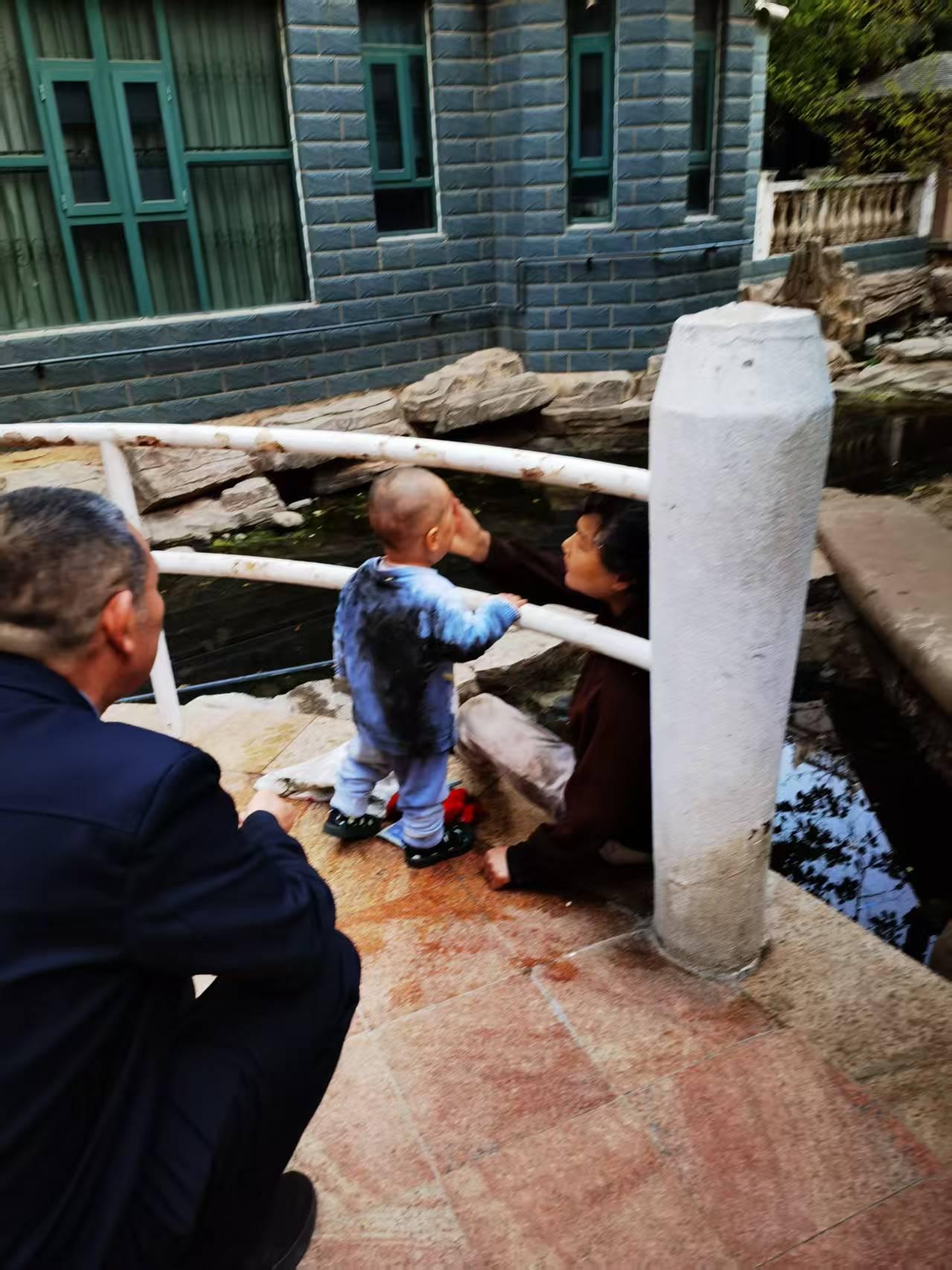 小区惊魂一幕！奶奶摔成泥人，儿子的反应太寒心！家人们，刚在小区亲眼见的事，看