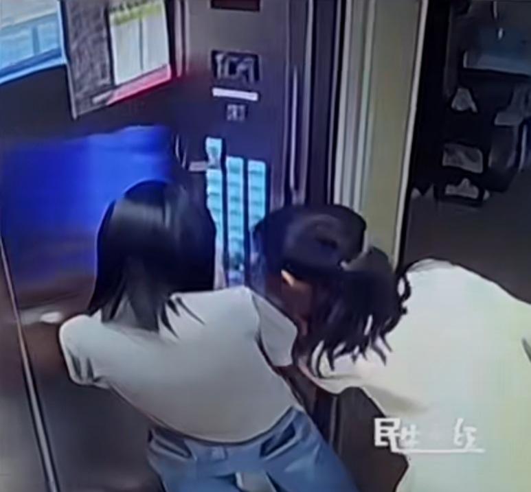 母女俩下电梯时，把所有楼层的按键按亮，大家都在谴责这母女俩。可我想说的是，电梯