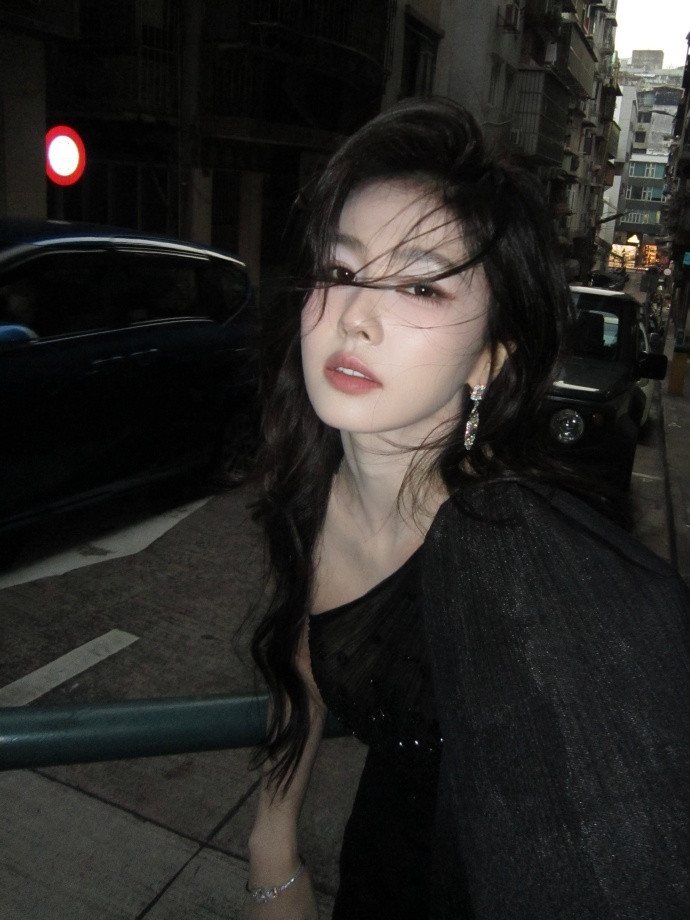 白鹿拍不完根本拍不完 白鹿尖叫之夜黑天鹅造型美出天际了，工作人员“手机相机都按冒