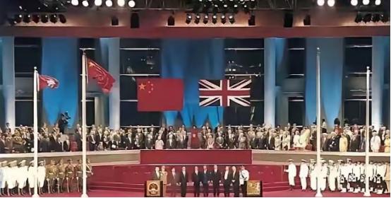 当年条约写得明明白白，香港岛是永久割让给英国的土地。按照近代殖民世界的惯例，割出