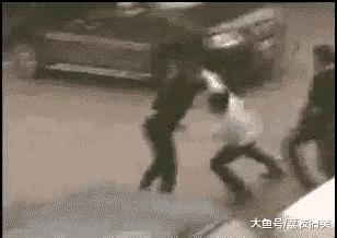 实战中头脑清晰、步伐灵活、出击稳准狠的高手，真让人佩服！就像罗斯，在UFC女子草