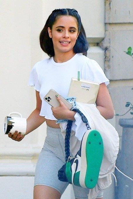 歌手卡米拉·卡贝洛（CamilaCabello）的街拍照片，画面中的她身穿休闲