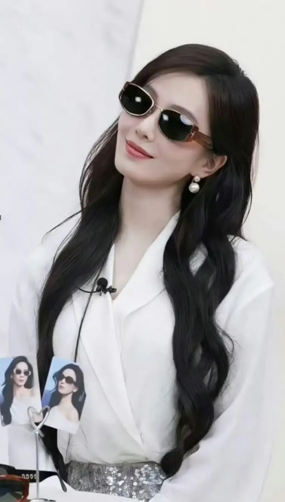 刘诗诗直播状态超在线，尽显清冷高智感