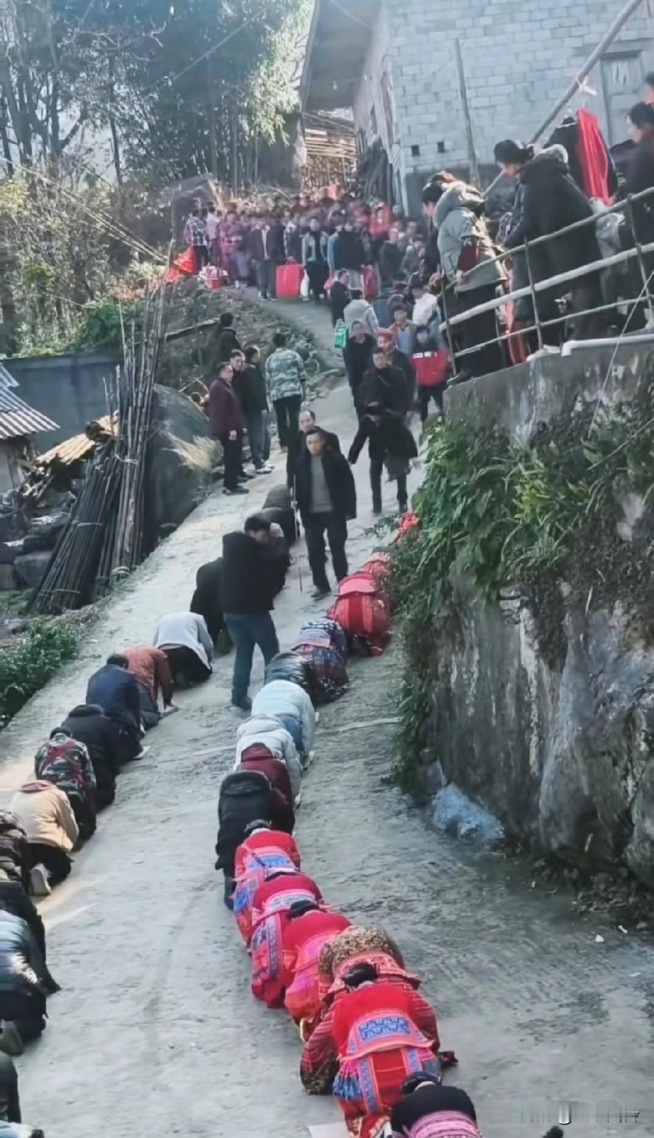 贵州贵迎娘家舅，这是云贵川地区，母亲去世舅舅来奔丧的迎接场面爹死随便埋，娘死等