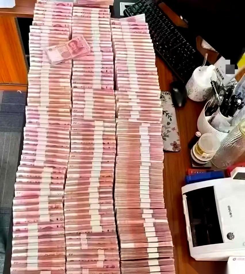 银行短信弹出来那一刻，手机差点砸进泡面碗里。一串零，不多不少，正好一千万。我