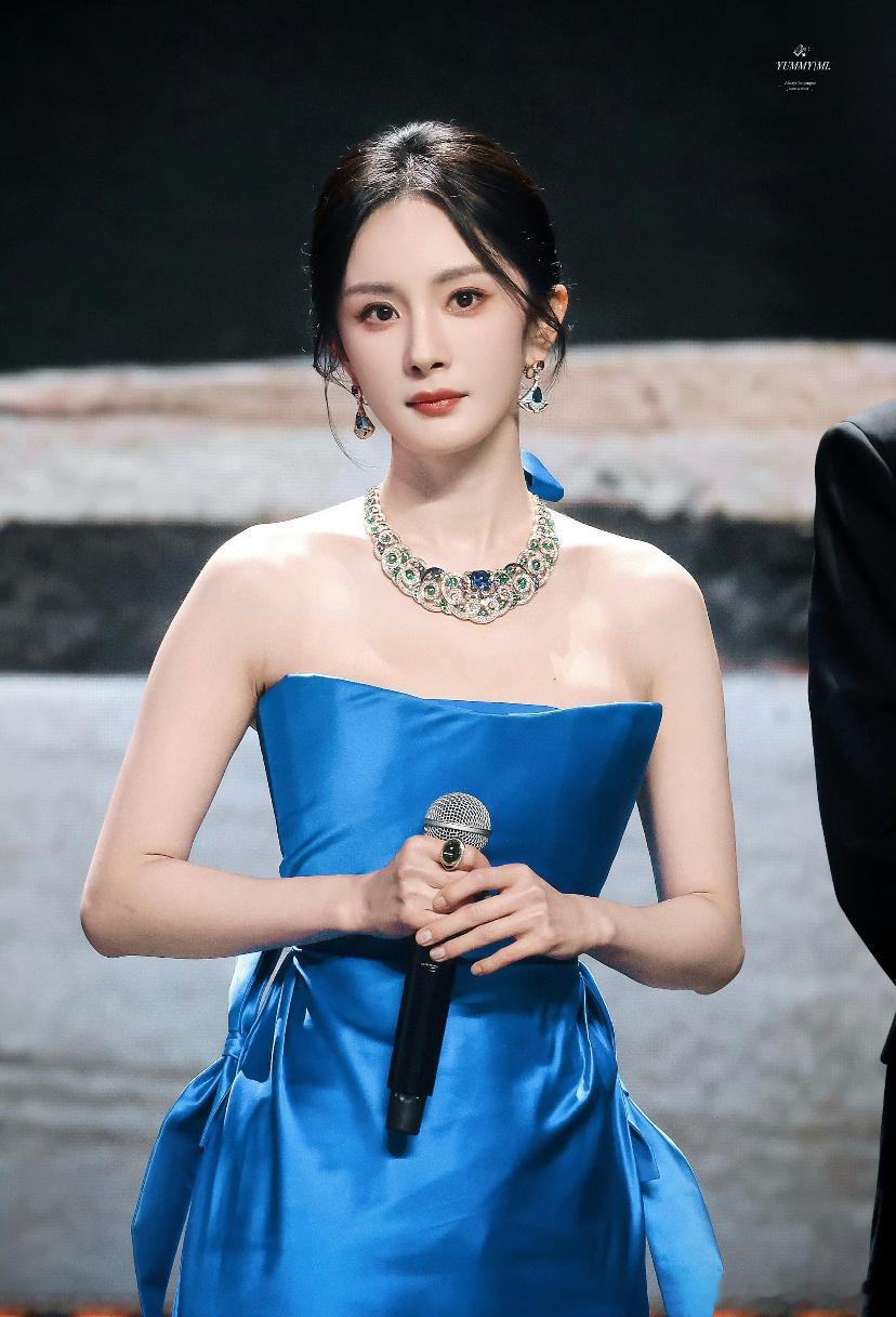 杨幂是真的妈妈！！！太美了呜呜呜怎么会有人什么风格都驾驭的这么好呢🤩杨幂妈