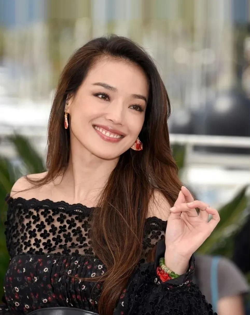 戛纳外媒镜头下的舒淇，美的无可挑剔，再一次被她的美貌折服，你说她的美貌保鲜剂到底