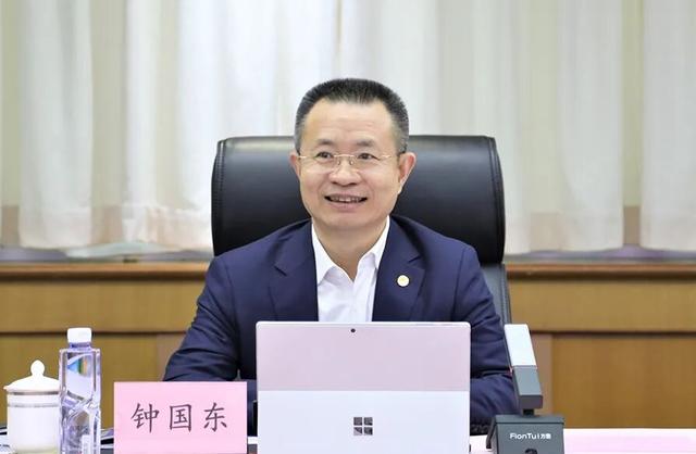 中央决定: 钟国东履新职