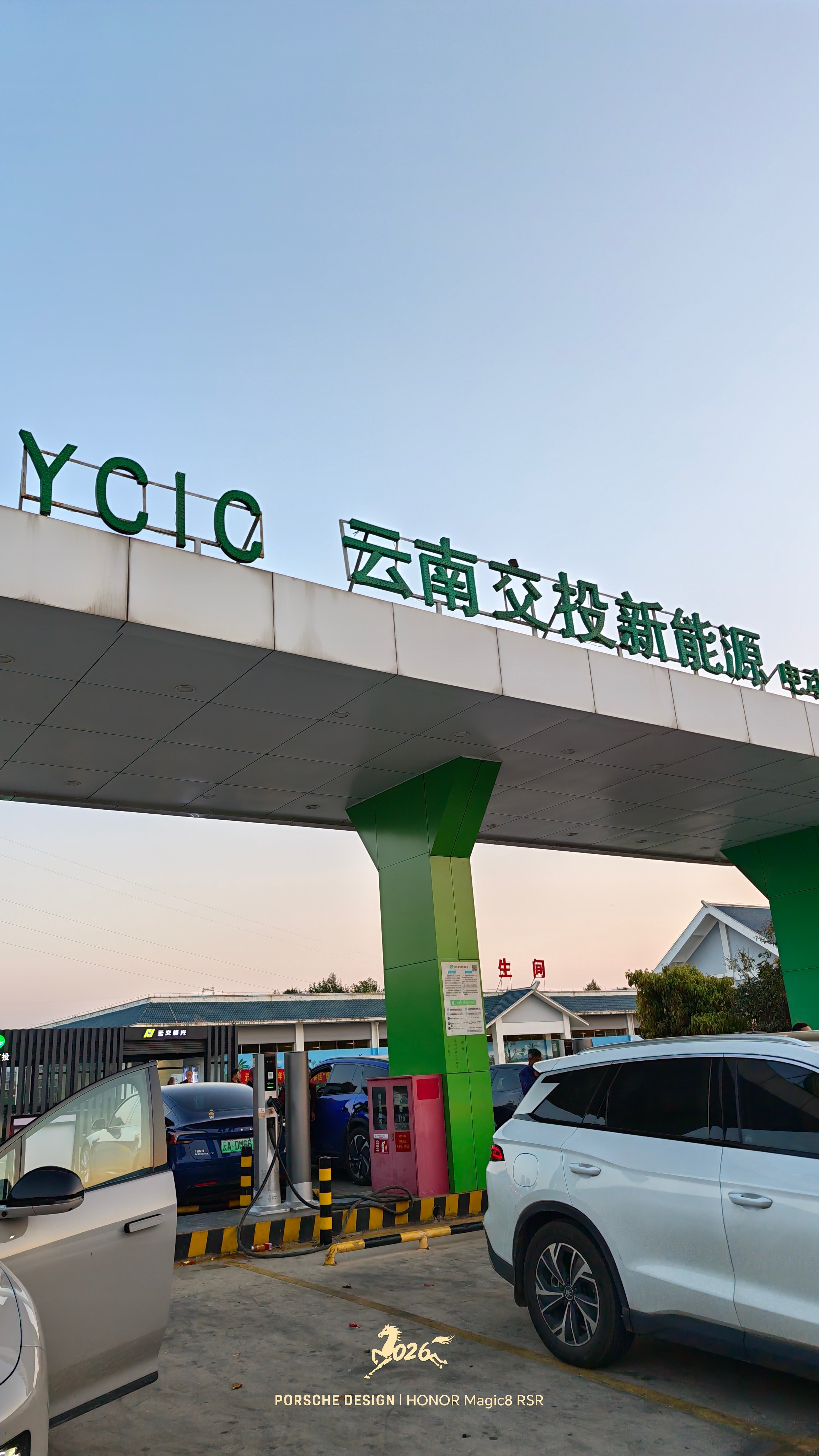 这个桩的功率强的一匹，不知道啥牌子的，感觉云南境内的充电桩功率都不低，我这等了2