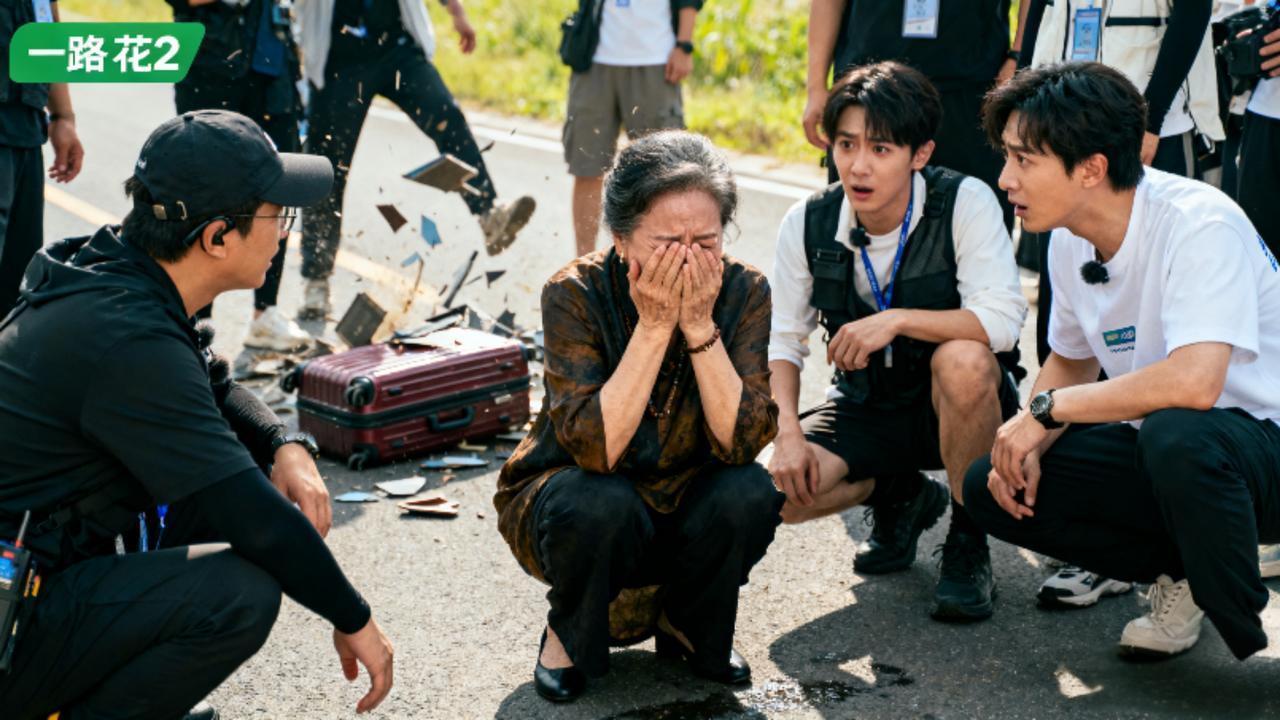 何赛飞爆哭冲上热搜！十年行李箱被踹碎，背后真相戳中无数人：这不是矫情，是成年人的