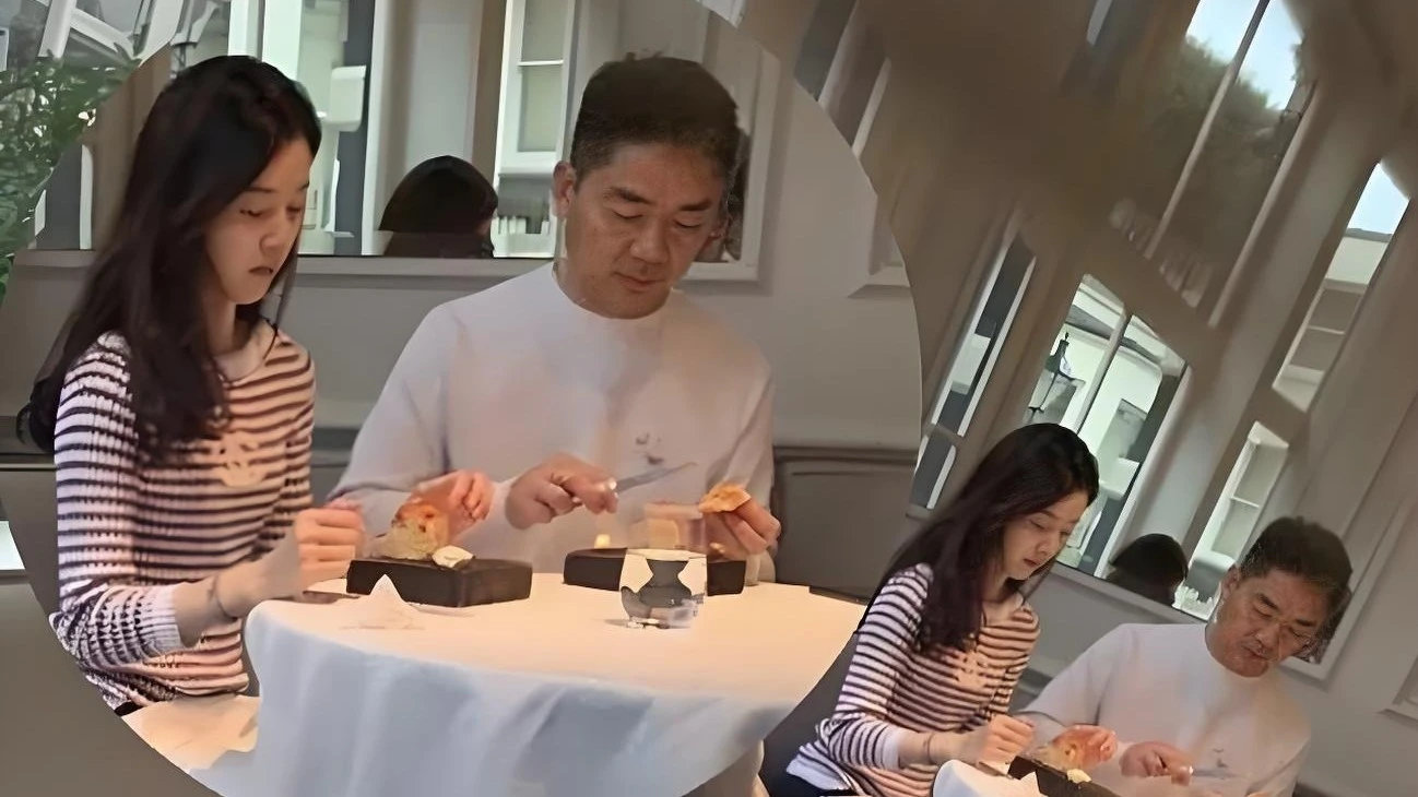 刘强东浪漫氛围感拉满！国外和妻子约会，章泽天穿针织衫少女感十足​