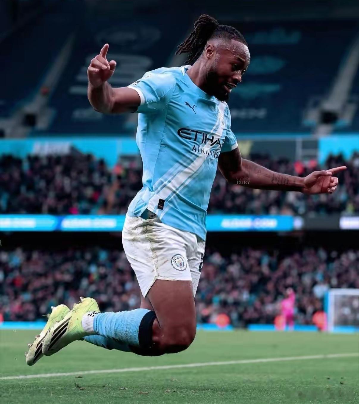 曼城曼城终于买到了高级货，塞梅尼奥8场贡献5球2助攻数据!今年冬窗曼城花费7