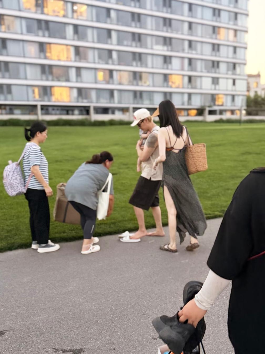 陈伟霆夫妇领着孩子在阿那亚游玩。大大方方抱着娃的陈伟霆，果真践行了他当初说的
