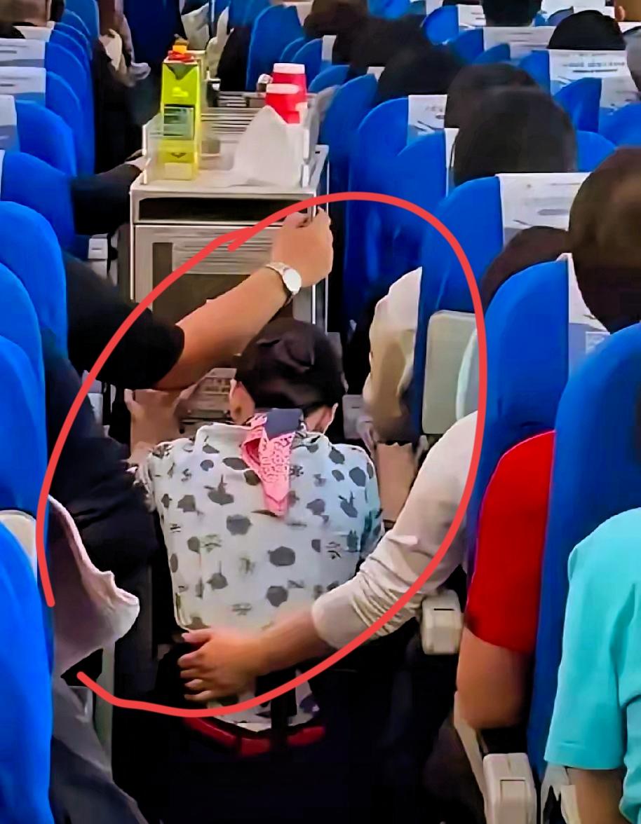 逼迫空姐下跪的这名乘客，接下来要面对的，是躲不开的三重窘境！现场视频在网上传