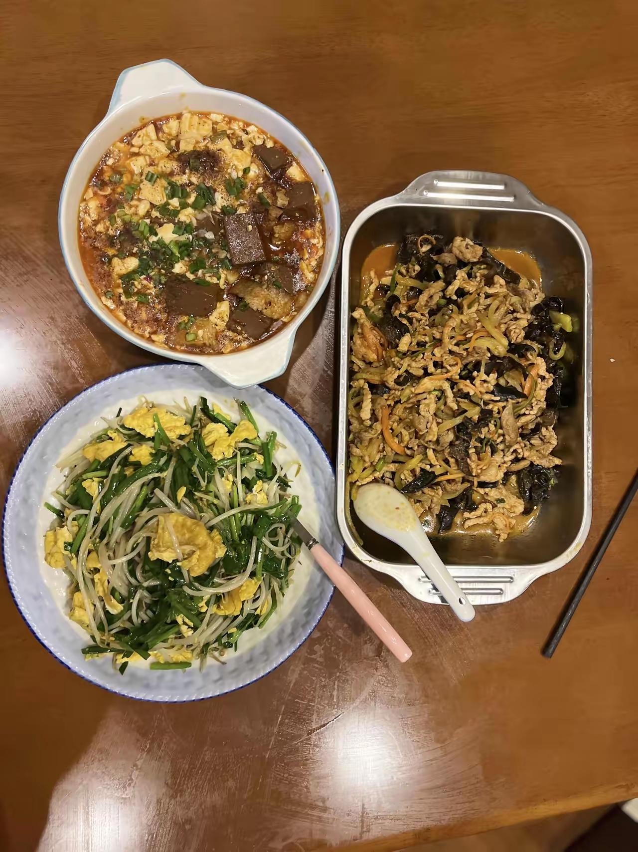 这都是啥菜呀，软乎乎湿漉漉的三碟子，我家那个死老婆子做的猪食（她老说她给我做饭全