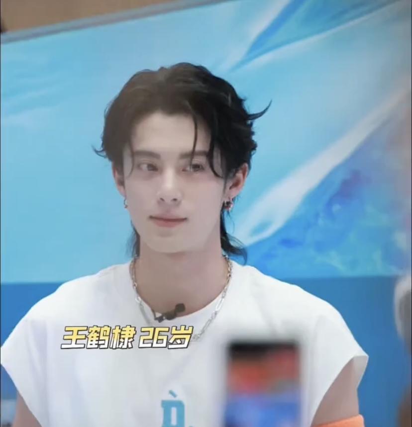 王鹤棣参加活动那场面，简直太吸睛了！就说他出席LV活动那次，真空深V西装配上湿