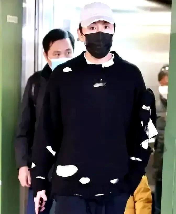 这事儿看得我心尖儿直抽！现在网上吵翻了——有人说恩利小孩嘴太“毒”，一句“秦