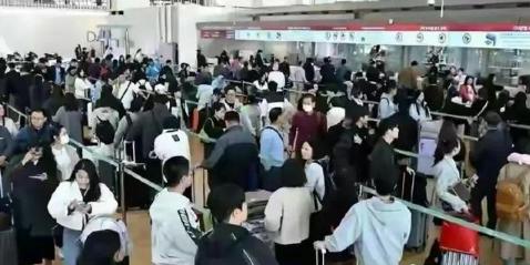 赴日游客回不来了！抢票时有多疯，滞留时就有多惨！当初订票的手有多快，