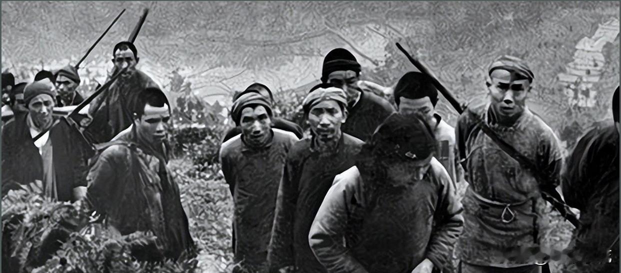 大别山前线抬回两具烈士遗体，军医惊退数步，团长肖永银怒目高喊：包围整座山，哪怕地