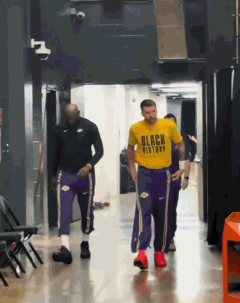 NBA场外花絮：湖人惜败太阳二队，两位大佬不爽，走出客队更衣室全程无交流！一山不