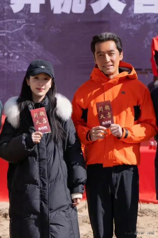 胡歌把自己弄得黢黄，怎么和杨紫组CP呀，组父女还差不多！不过话说回来，胡歌这