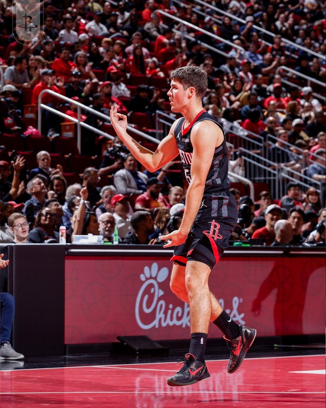 赛季至今，谢泼德场均出战22.9分钟，贡献12.6分2.7篮板3.1助攻，投篮命