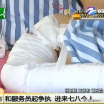 “恶人自有恶人磨”！2017年，杭州萧山，一名男子在KTV内借着酒意在好友面前刻