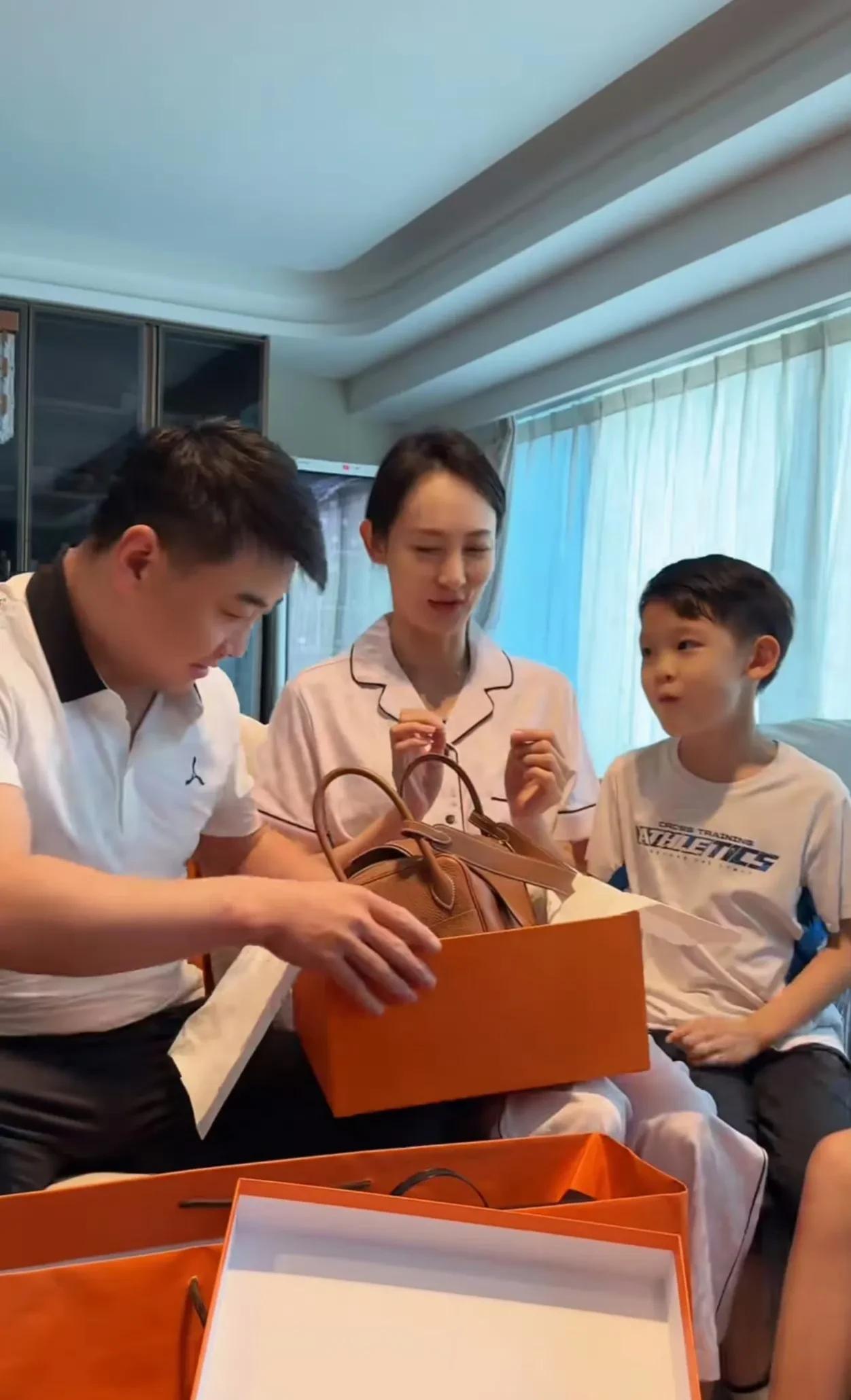 王皓从多哈世乒赛回来直接给爱妻送上爱马仕包包，记得去年巴黎奥运回国时王皓也送了一