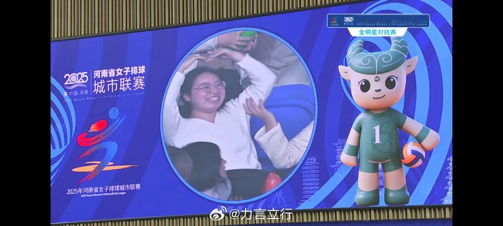 现场抽奖,朱婷郎导双签名排球,这,这有点犯规了吧!我也想要啊!朱婷郎平河南省女子