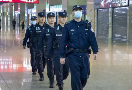 一个普通乡镇派出所，所长一名，教导员一名，正式民警8名，辅警20名。辅警为什么会