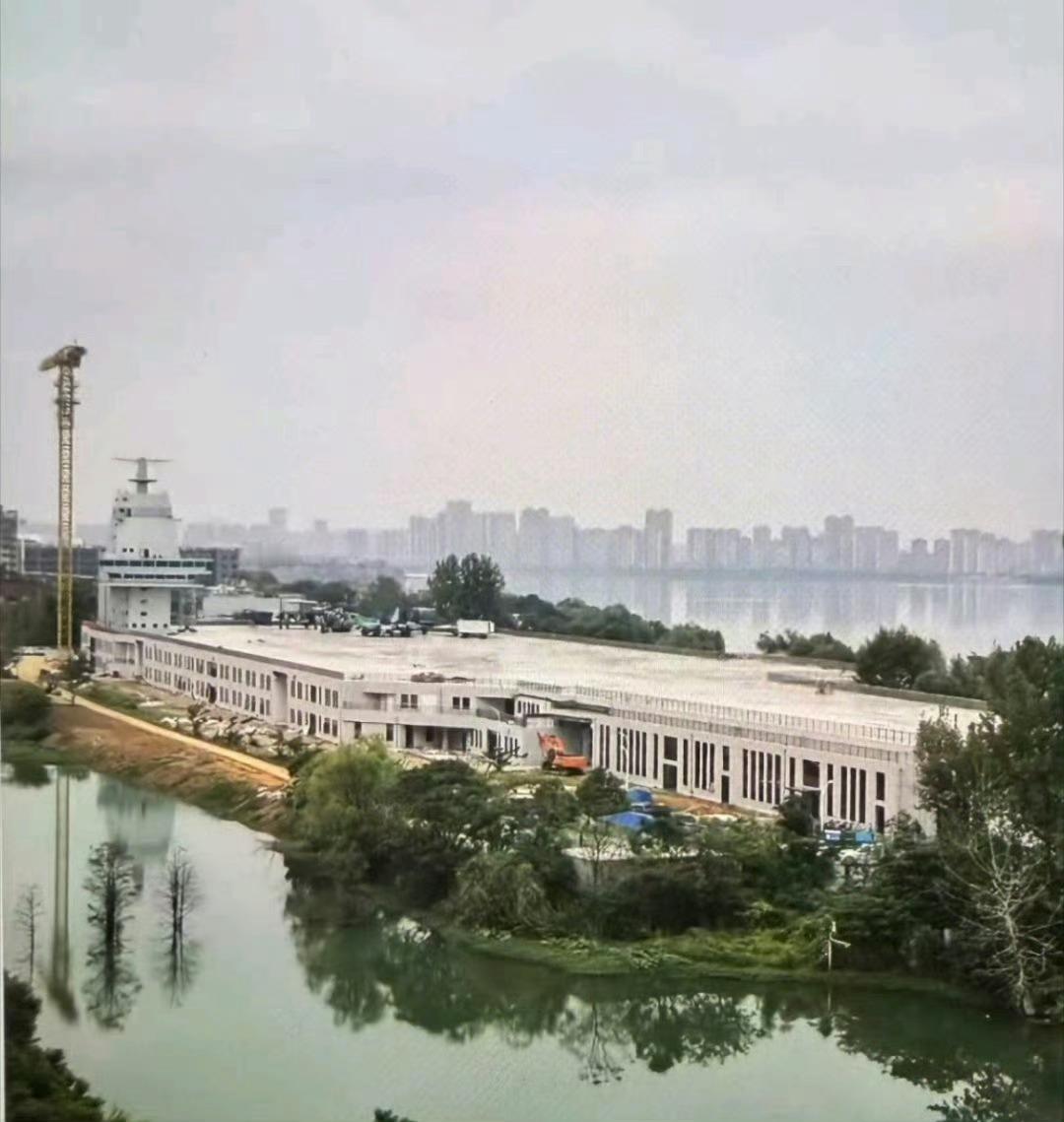 世界上最大的补给舰90X，吨位最大的航空母舰004，最强的两栖攻击舰076，最强